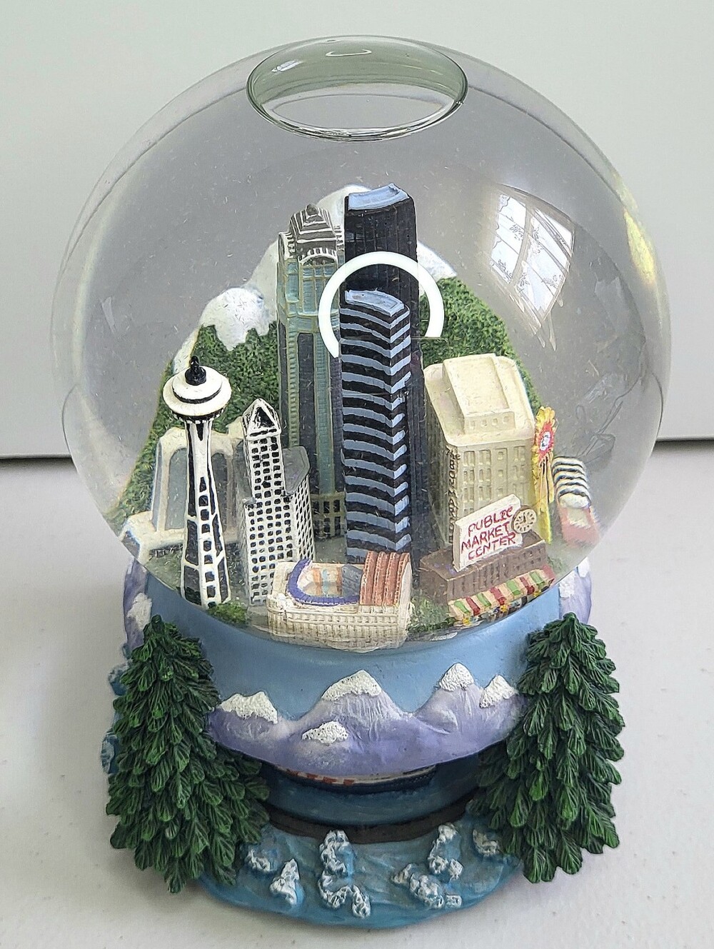2000 Seattle Bon Marché Snow Globe Musical Rotating Base Pine Trees Space Needle
